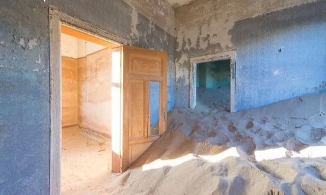 這個小鎮(zhèn)曾遍地鉆石生活奢華，如今黃沙滿屋如鬼城_圖1