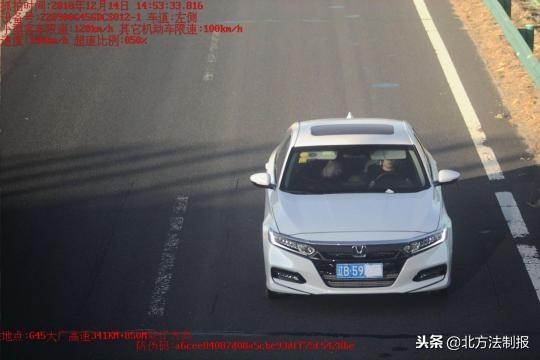 兩車高速公路上“花樣違法”分別被記30分和24分(圖2) a308b6207e2917e43b5f758ed788cc17.jpg